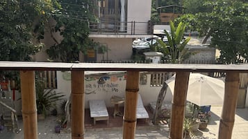 Habitación doble Confort de uso individual, vista a la alberca | Terraza o patio