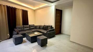 Comfort Single Room, Balcony, City View | Living area