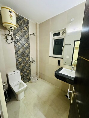 Dusche, kostenlose Toilettenartikel, Hausschuhe, Handtücher