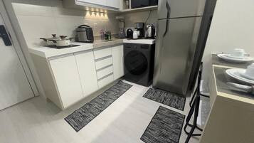 Réfrigérateur, micro-ondes, plaque de cuisson, bouilloire électrique