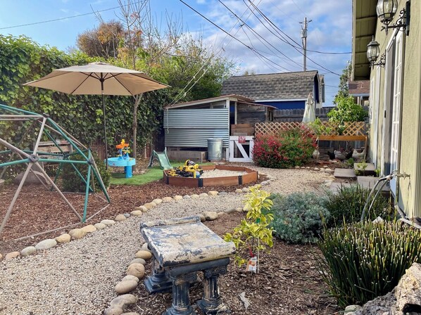 Property grounds - Fun Family-Friendly Summer Home- 3BR, Backyard play, 5 min. to beach (Arroyo Grande)