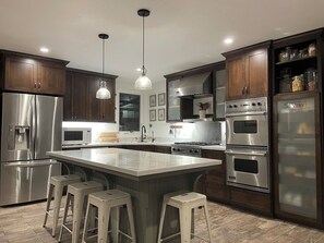 Fridge, microwave, oven, stovetop - Fun Family-Friendly Summer Home- 3BR, Backyard play, 5 min. to beach (Arroyo Grande)