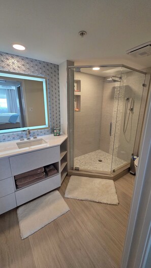 Dusche, Haartrockner, Bidet, Handtücher