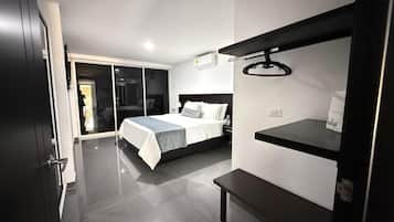 Habitación cuádruple superior, balcón, vistas a la piscina | 1 dormitorio, escritorio, wifi gratis