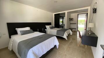 Quadrupla Superior, balcone, vista piscina | 1 camera, una scrivania, Wi-Fi gratuito