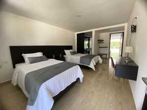 Superior vierpersoonskamer, balkon, uitzicht op zwembad | Een bureau, gratis wifi