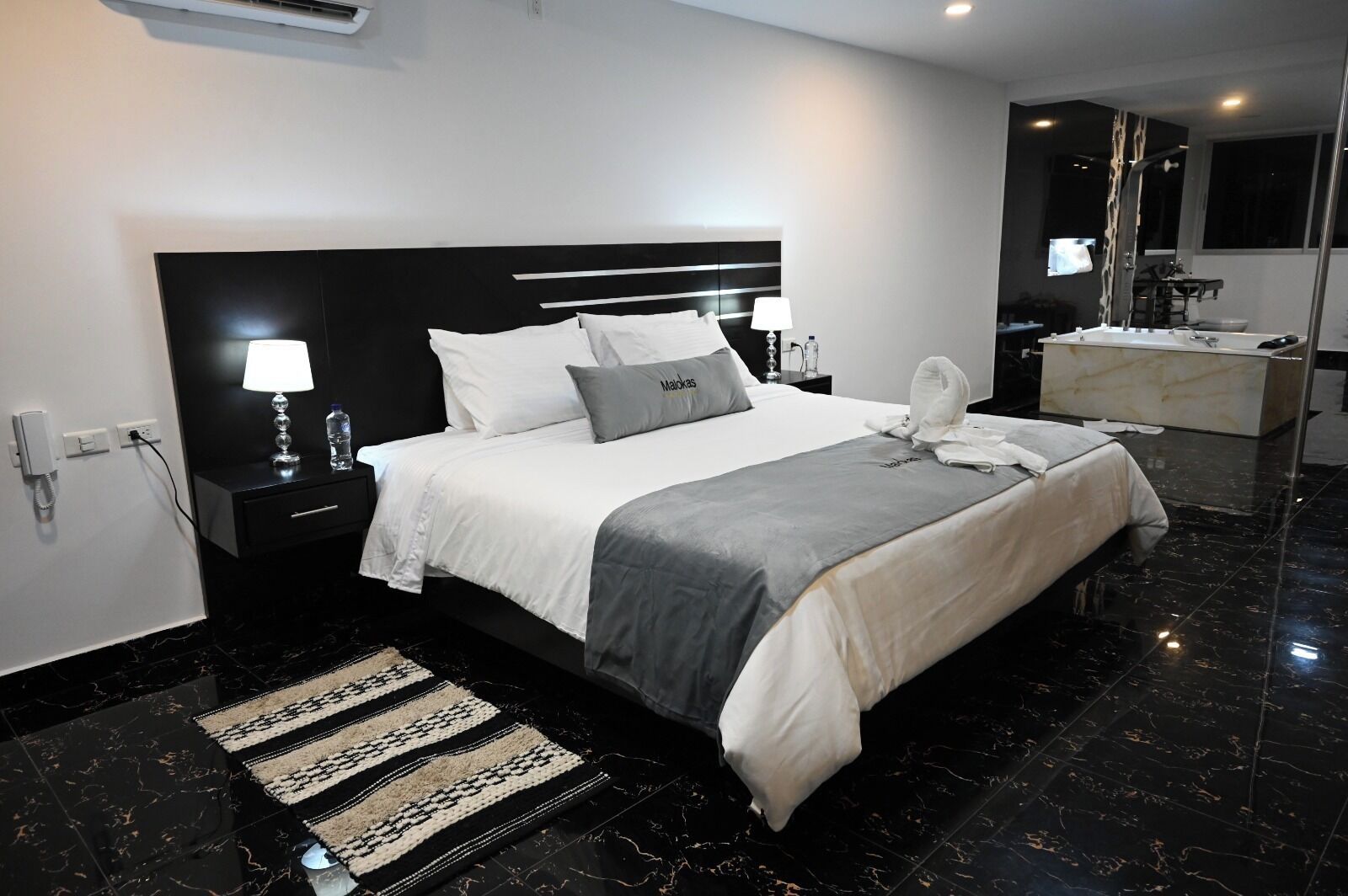 Svit Deluxe - balkong - utsikt mot poolen | Skrivbord och gratis wi-fi