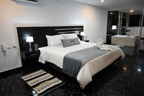 Suite Deluxe, balcón, vistas a la piscina | Escritorio y wifi gratis