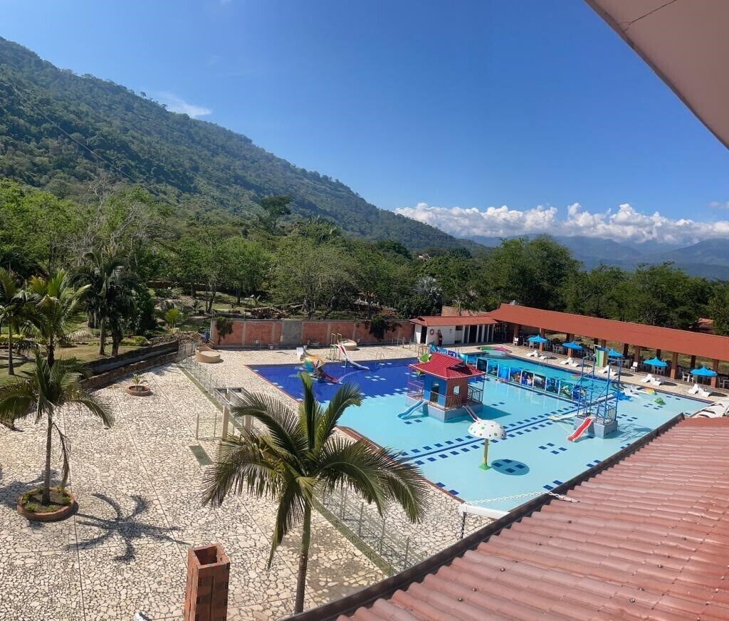 Una piscina al aire libre