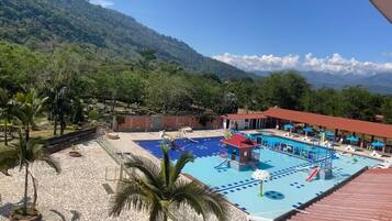 Hồ bơi ngoài trời