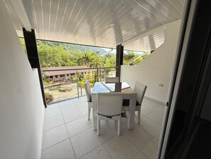 Chambre Quadruple Supérieure, balcon, vue piscine | Bureau, Wi-Fi gratuit