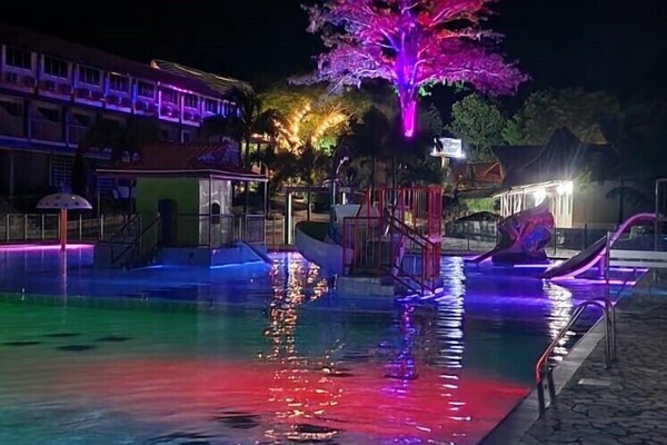 Una piscina al aire libre