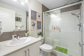 Dusche, Haartrockner, Handtücher, Seife
