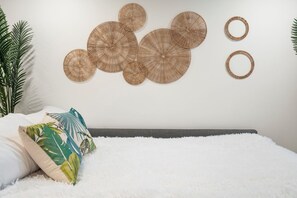 1 bedroom, in-room safe, desk, iron/ironing board - Tropical-Caribbean Vibe| BANFF PASS|1BR| AC| Sleeps 4|Kng Bd| WIfi| Patio| Prkng (Calgary)