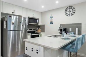 Fridge, microwave, oven, stovetop - Tropical-Caribbean Vibe| BANFF PASS|1BR| AC| Sleeps 4|Kng Bd| WIfi| Patio| Prkng (Calgary)