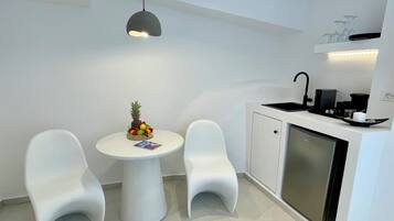 Luxury Suite, Sea View | Dining room