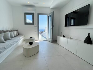 Luxury-Suite, Meerblick | Wohnbereich | 48-Zoll-Smart-TV mit Digitalempfang