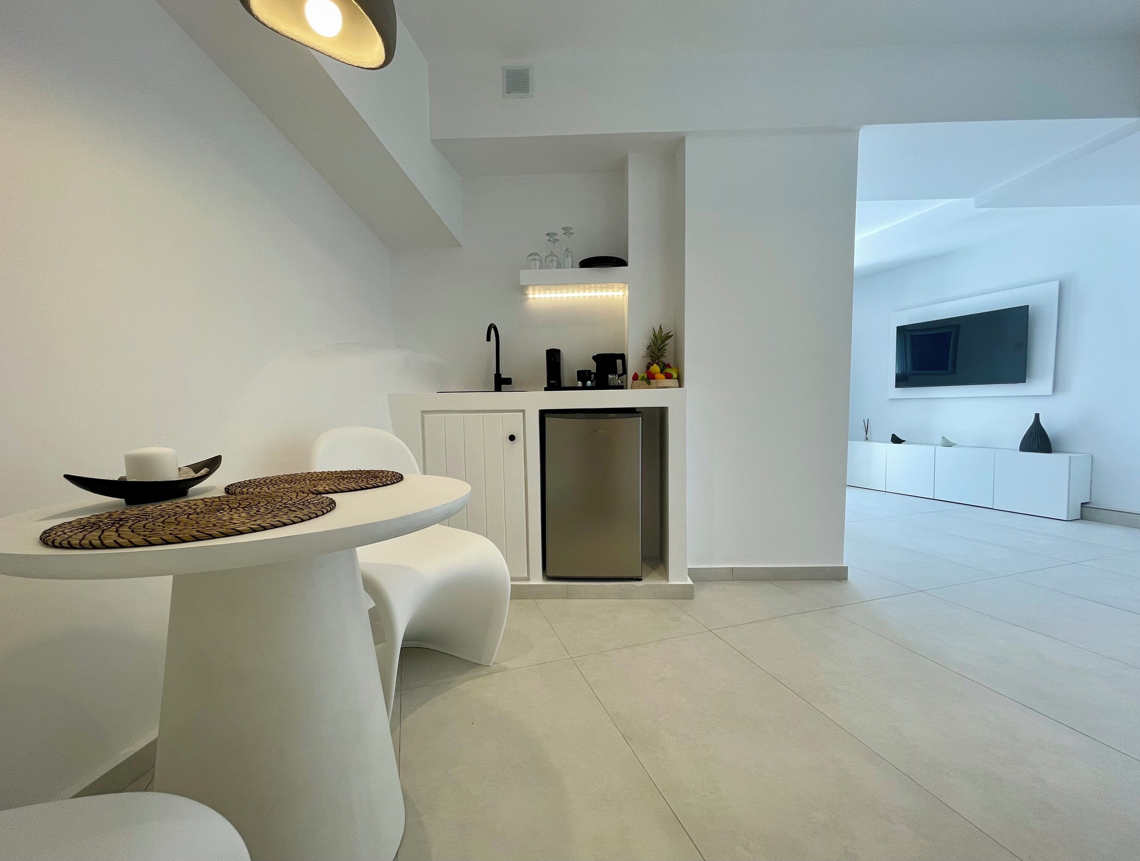 Luxe suite, uitzicht op zee | Privékitchenette | Een mini-koelkast, een espressoapparaat, een waterkoker, kruiden