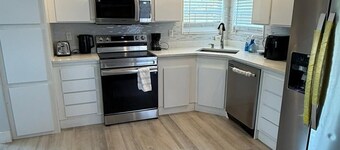 New 2-bedroom home with WiFi, AC in Saint James City