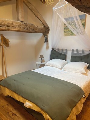 4 bedrooms, iron/ironing board, WiFi