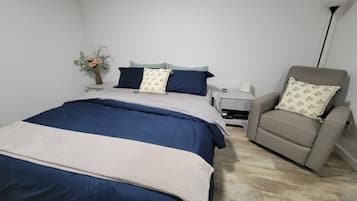 3 habitaciones, escritorio y tabla de planchar con plancha