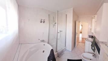 Dusche, Bidet, Handtücher, Toilettenpapier