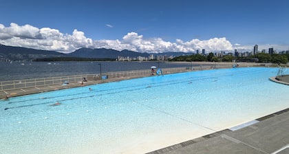 Spacious Classic 2BR - Kits Beach Sunsets & Seawall