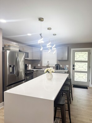 Microwave, stovetop, dishwasher - Atlanta Crystal Suite Near Downtown (Atlanta)