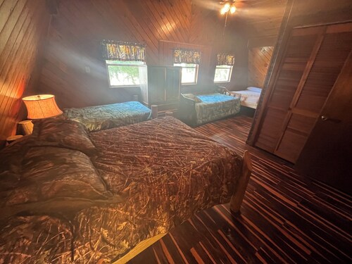 Fisherman’s paradiseThis Charming 3-bedroom house with WiFi, AC in Moore Haven,!
