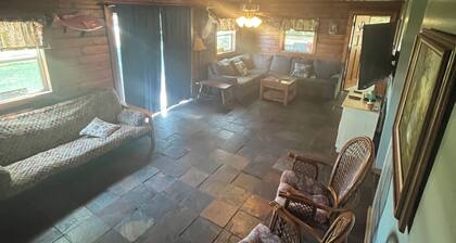 Fisherman’s paradiseThis Charming 3-bedroom house with WiFi, AC in Moore Haven,!