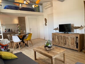 Smart TV, books - Old Antibes, 2 pcs sea view, air conditioning, beach 2min, restaurants, market (Antibes)