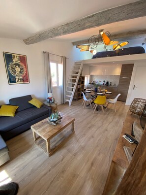 Smart TV, books - Old Antibes, 2 pcs sea view, air conditioning, beach 2min, restaurants, market (Antibes)