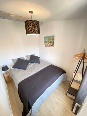 2 bedrooms, iron/ironing board, WiFi, bed sheets - Old Antibes, 2 pcs sea view, air conditioning, beach 2min, restaurants, market (Antibes)