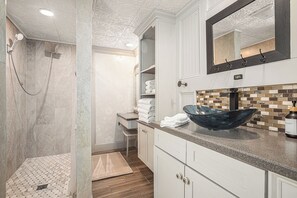 Douche, sèche-cheveux, serviettes fournies, savon
