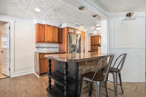 Fridge, microwave, oven, stovetop - Splash Oasis - 3BR, 6 Beds, Heated Pool, Spa, BBQ Grill, Ping Pong, Near Beaches (Bradenton)