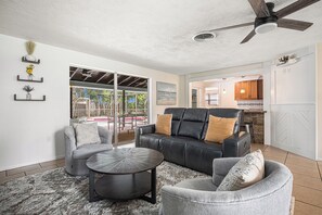 Smart TV, video games, ping pong - Splash Oasis - 3BR, 6 Beds, Heated Pool, Spa, BBQ Grill, Ping Pong, Near Beaches (Bradenton)