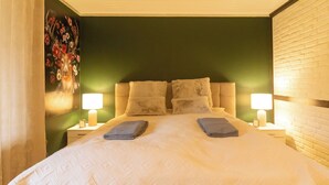 A neatly made bed with a white comforter and two pillows, flanked by two bedside tables with lamps. - Lütt Heidjer Hus- Stylish oasis of peace. Guests with pets welcome (Buchholz in der Nordheide)