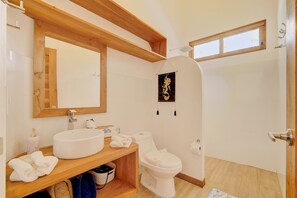 Shower, hair dryer, towels - Mermaid Temple Studio 2, Two Beds, 3PAX (Playa Chiquita)
