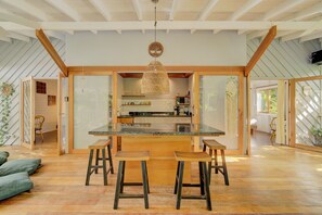 Kühlschrank, Mikrowelle, Wasserkocher mit Kaffee-/Teezubehör, Toaster