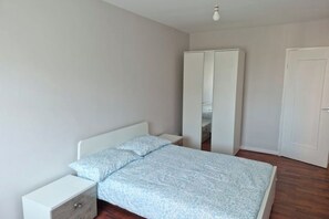 1 Schlafzimmer, Schreibtisch, Bügeleisen/Bügelbrett, Reisekinderbett