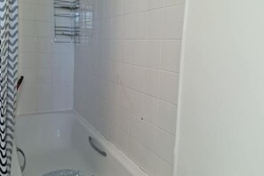 Haartrockner, Handtücher, Seife, Shampoo