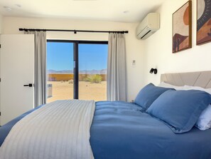 2 bedrooms, free WiFi, bed sheets, wheelchair access - Scenic Desert Oasis w/ Private Hot Tub + Mountain Views + Fire Pit + BBQ (Joshua Tree)