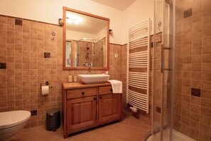 Dusche, Haartrockner, Handtücher, Seife