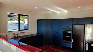 Fridge, microwave, oven, dishwasher - A large and sunny family home close to all the amenities and perfect for exploring Nelson and Tasman (Richmond)