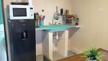 Suite | Cocina privada | Frigobar, microondas, horno y parrilla de estufa
