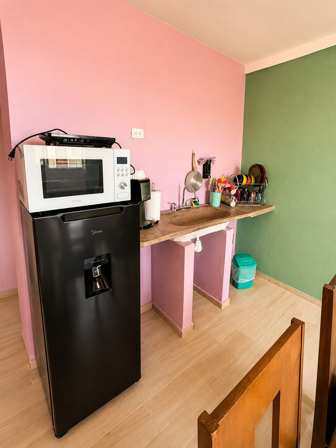 Family Suite | Private kitchen | Mini-fridge, microwave, oven, stovetop