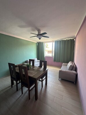 Familiesuite | Eget kjøkken | Minikjøleskap, mikrobølgeovn, ovn og kokeplater