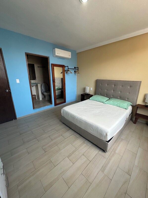 ميني بار وواي فاي مجانًا وملاءات أسرّة