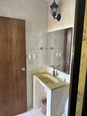 Bruser, brusehoved med spredningseffekt, håndklæder, Sæbe