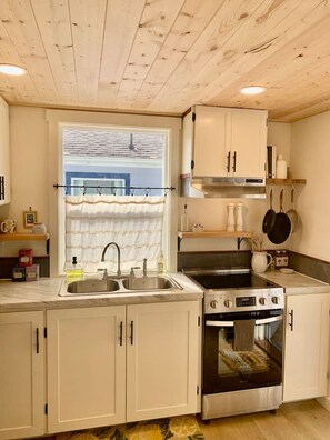 Mikroaaltouuni, uuni, kahvin-/teenkeitin, leivänpaahdin